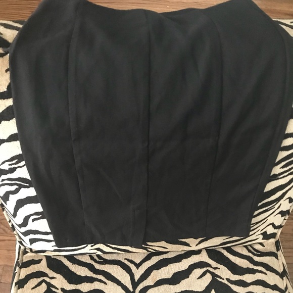 Super cute fitted skirt from Venus. - Picture 2 of 2